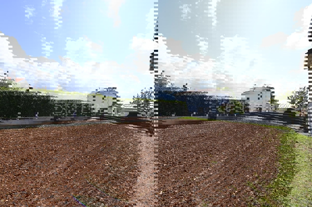 Kaštelir - terreno edificabile, superficie di 534 m²!