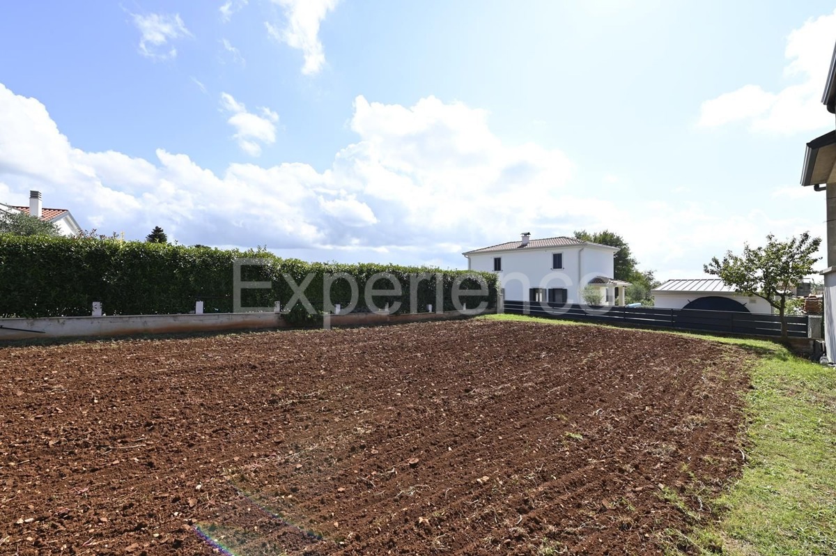 Kaštelir - terreno edificabile, superficie di 534 m²!