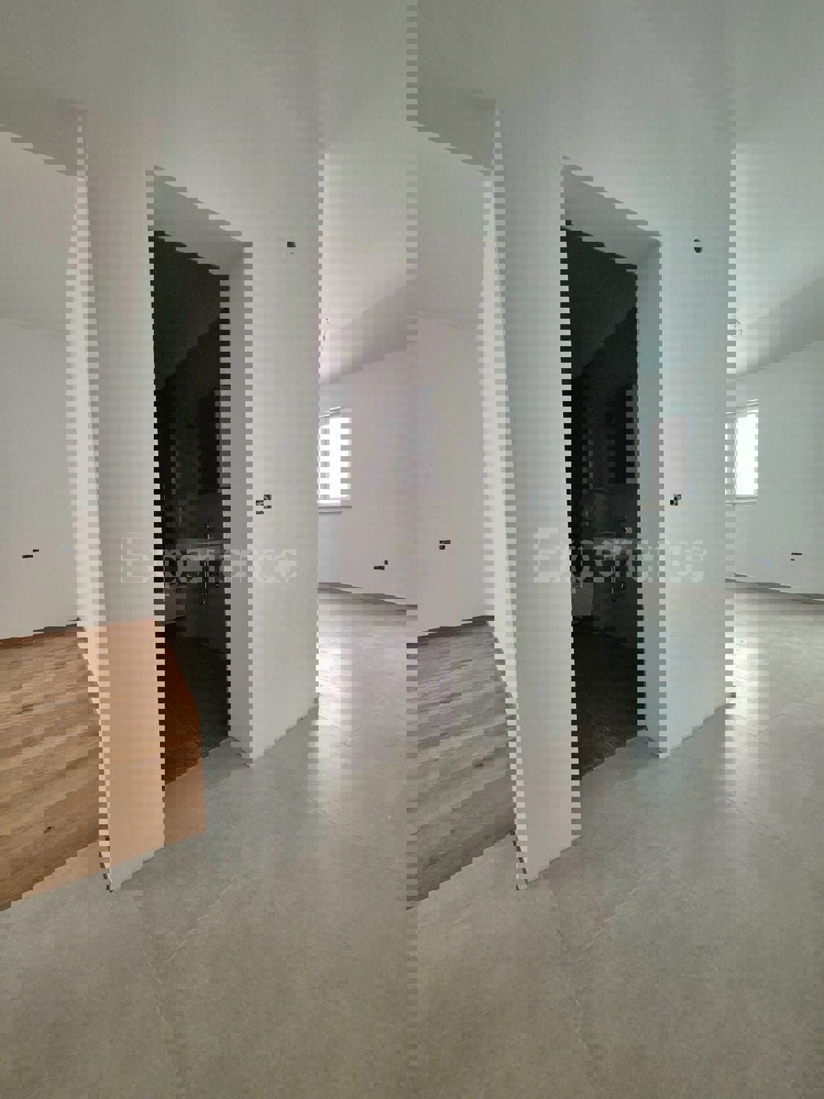 Quadrilocale al piano terra con giardino e 2 posti auto – Tar