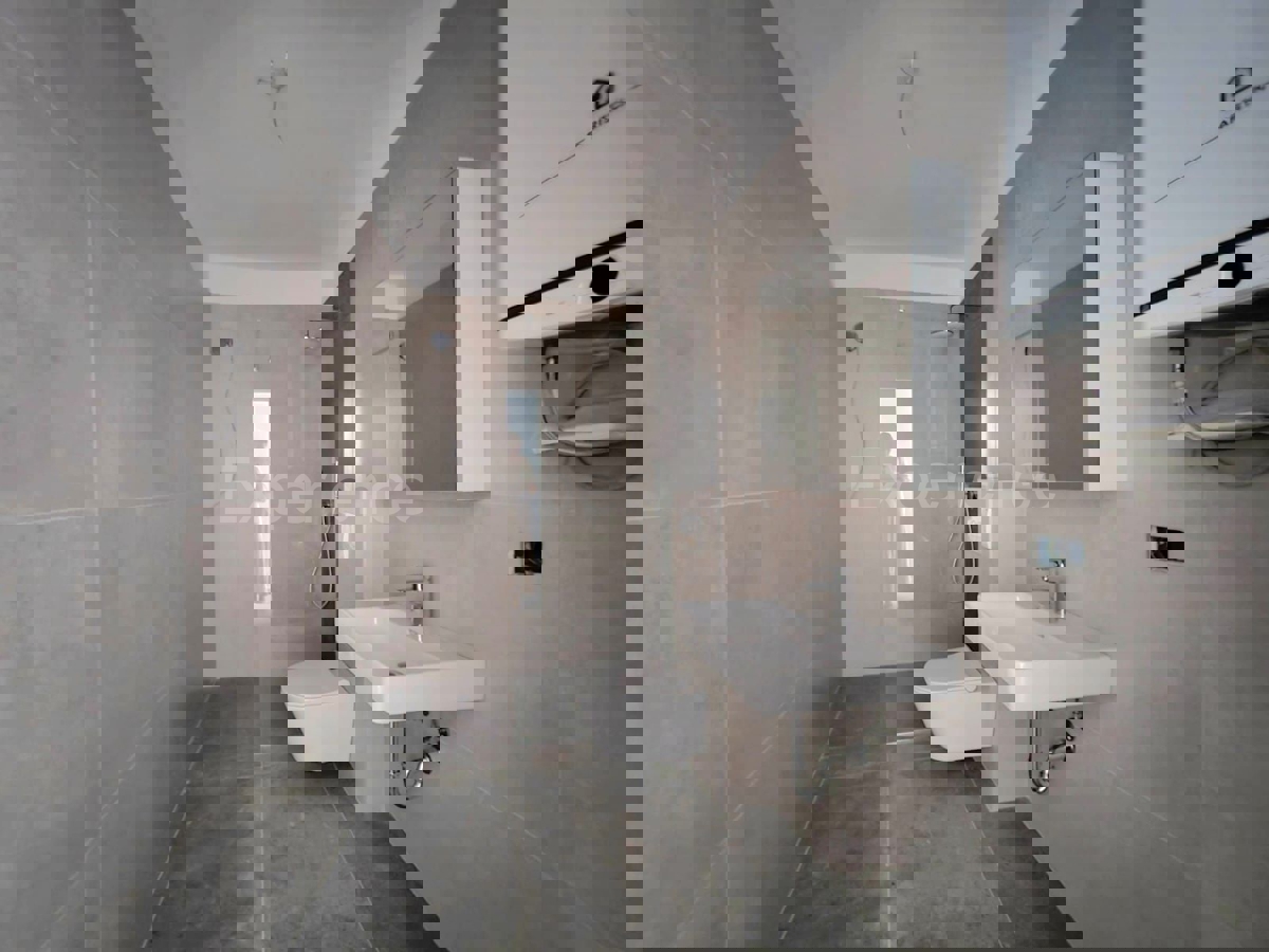 Quadrilocale al piano terra con giardino e 2 posti auto – Tar