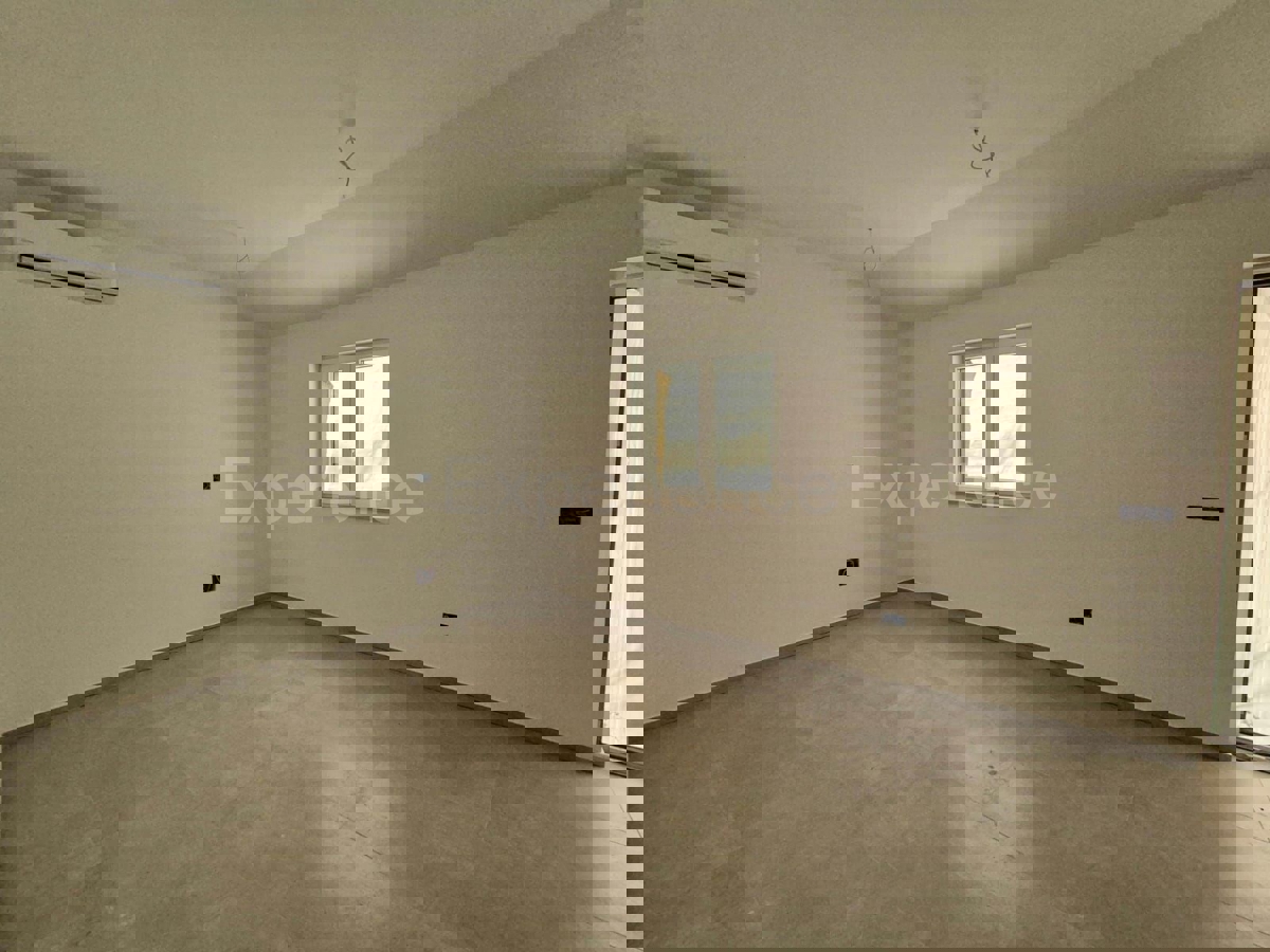 Quadrilocale al piano terra con giardino e 2 posti auto – Tar