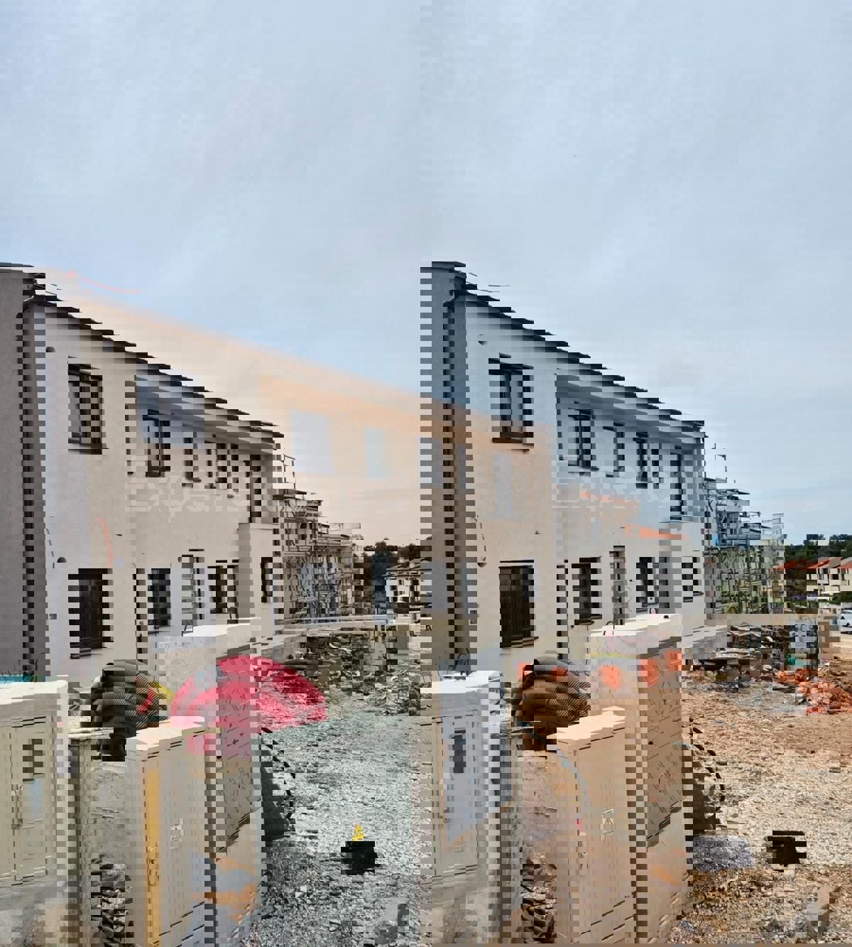 Quadrilocale al piano terra con giardino e 2 posti auto – Tar