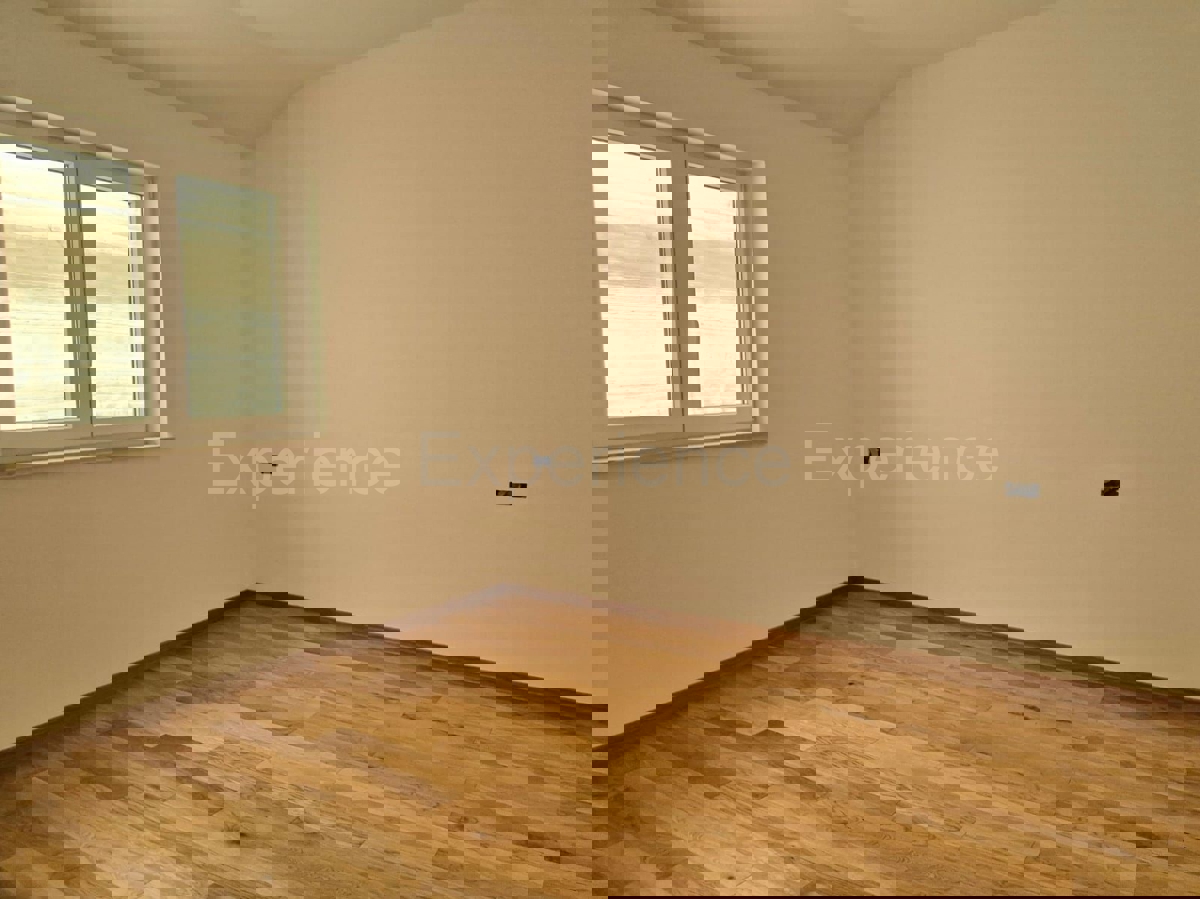 Quadrilocale al piano terra con giardino e 2 posti auto – Tar