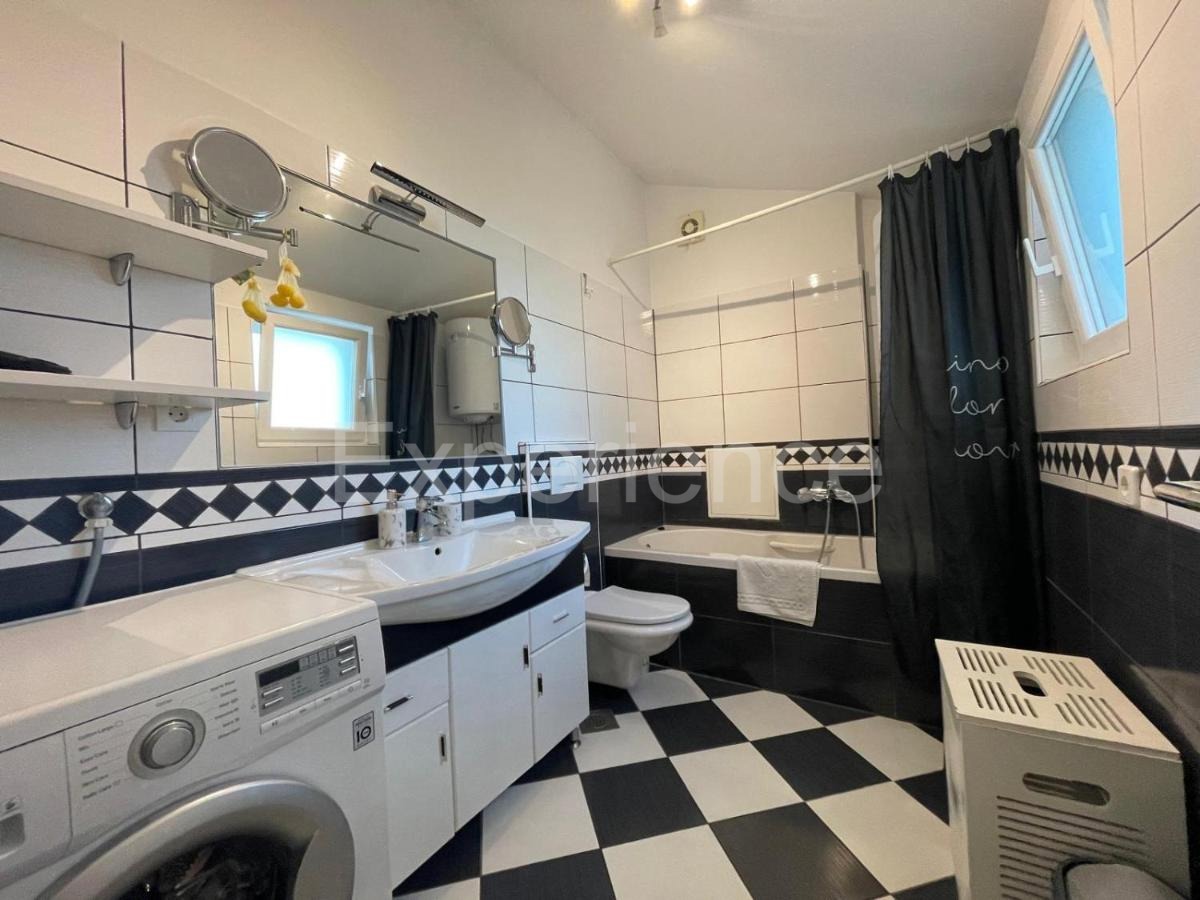 Parenzo - appartamento con 3 camere da letto, VISTA MARE!