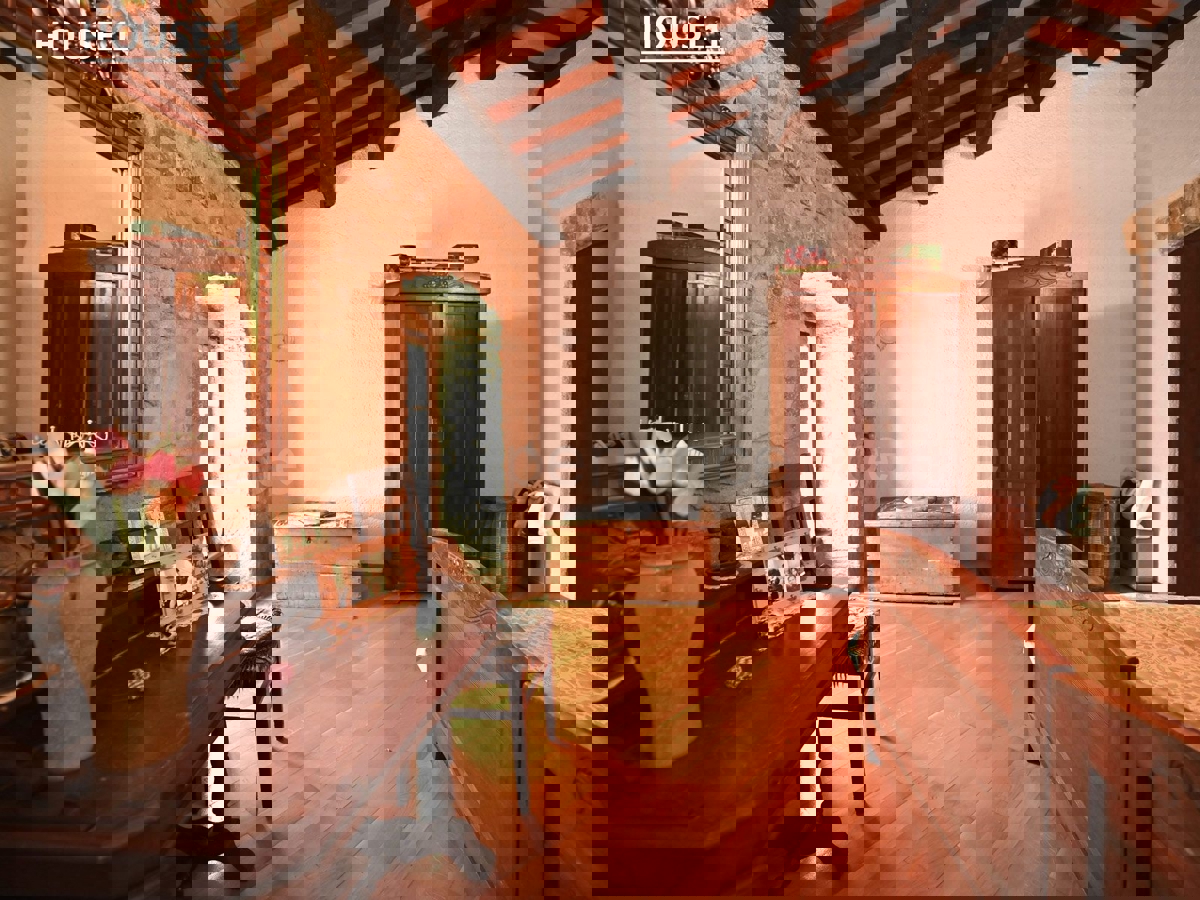 Un Villaggio Idilliaco Dove la Tradizione Incontra la Natura Incontaminata