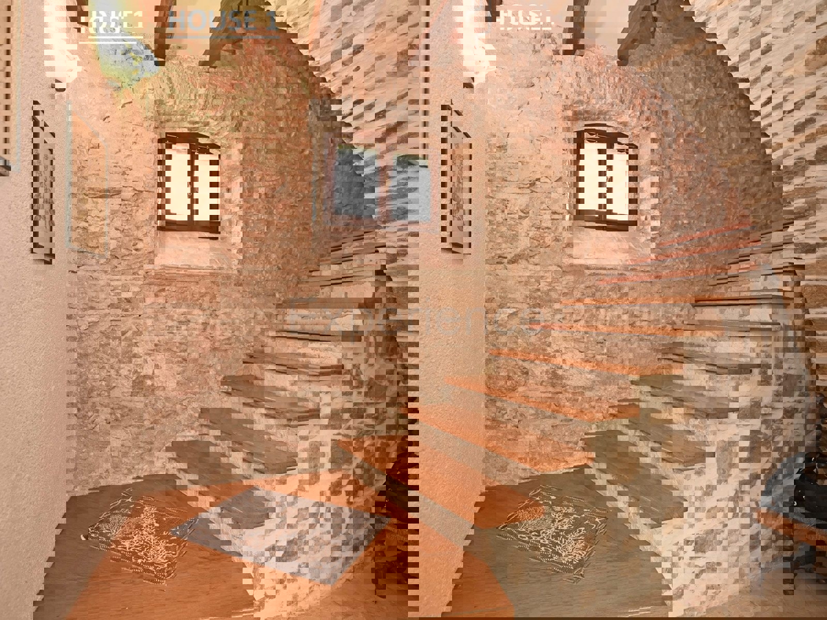 Un Villaggio Idilliaco Dove la Tradizione Incontra la Natura Incontaminata