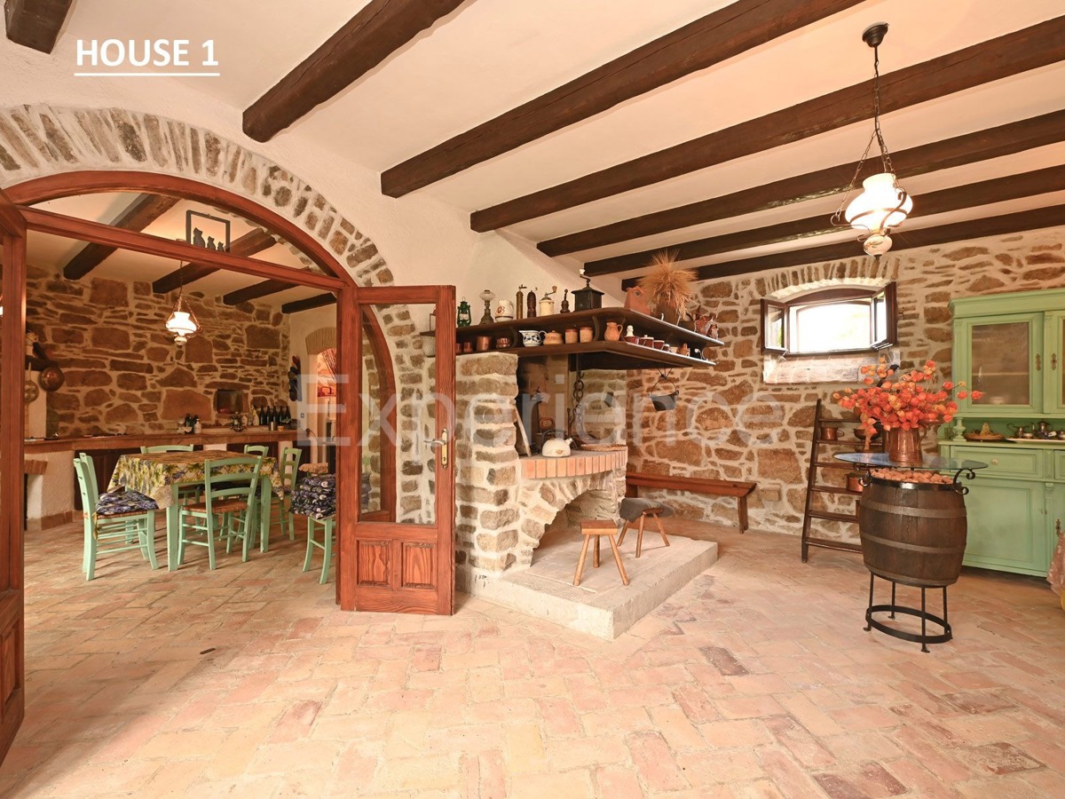 Villaggio istriano privato – 4 case, 3,4 ha + terreno edificabile, infrastrutture