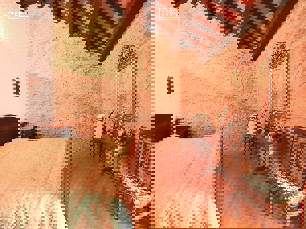 Un Villaggio Idilliaco Dove la Tradizione Incontra la Natura Incontaminata