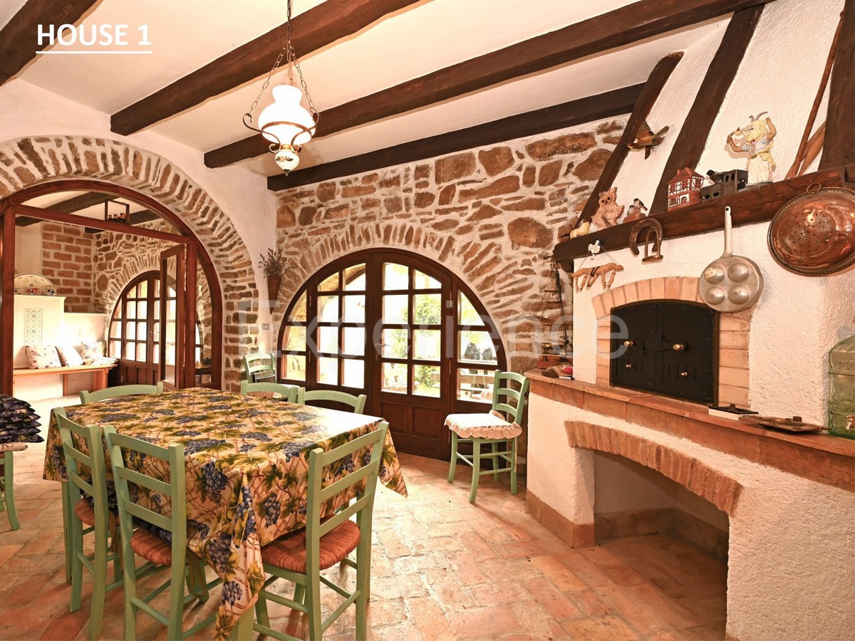 Villaggio istriano privato – 4 case, 3,4 ha + terreno edificabile, infrastrutture