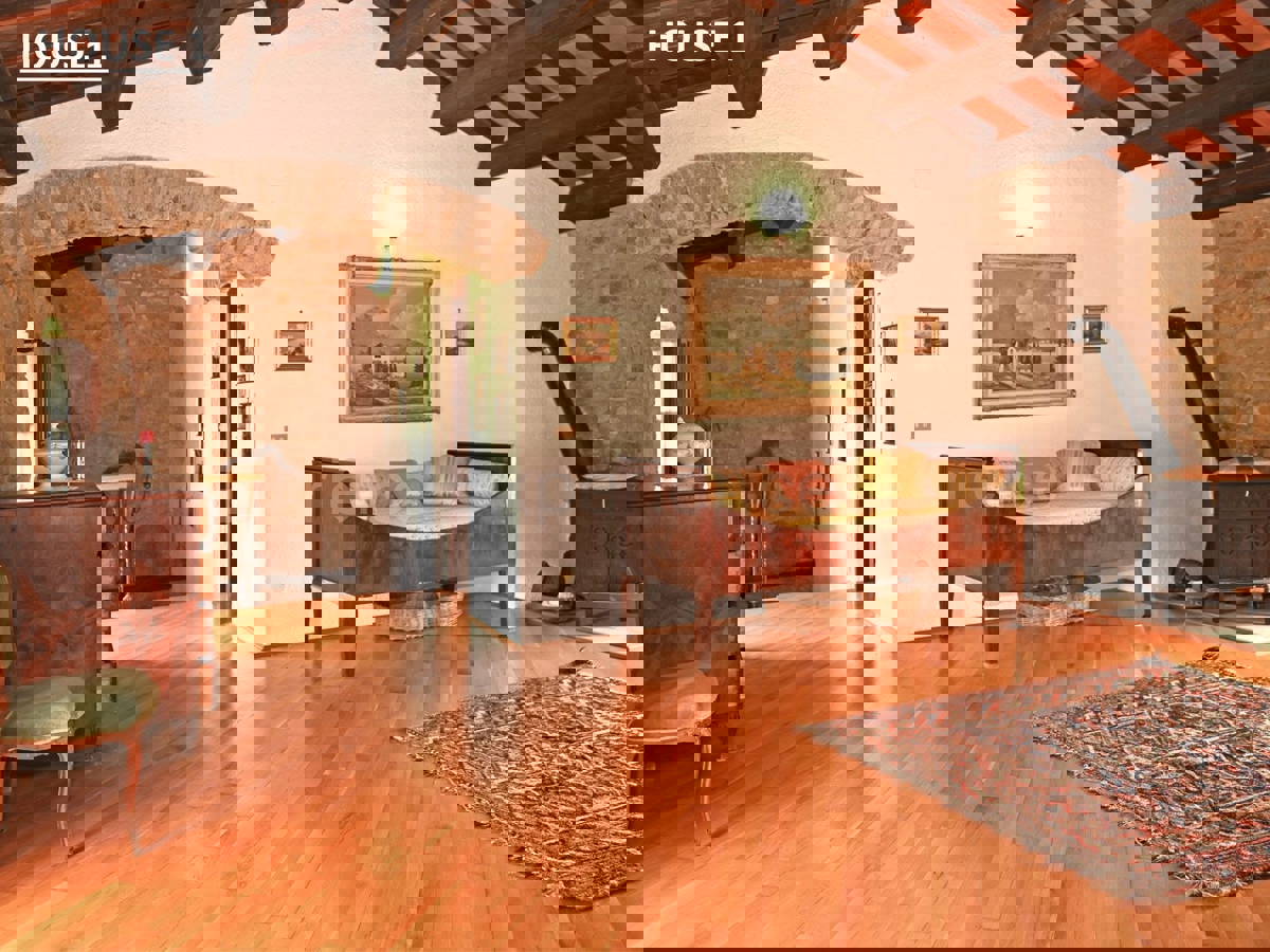 Un Villaggio Idilliaco Dove la Tradizione Incontra la Natura Incontaminata