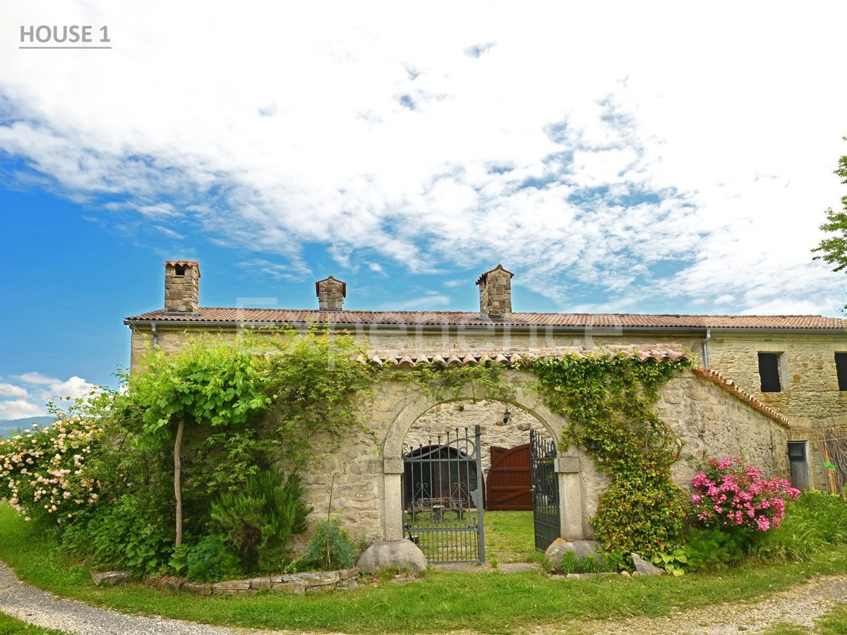 Villaggio istriano privato – 4 case, 3,4 ha + terreno edificabile, infrastrutture