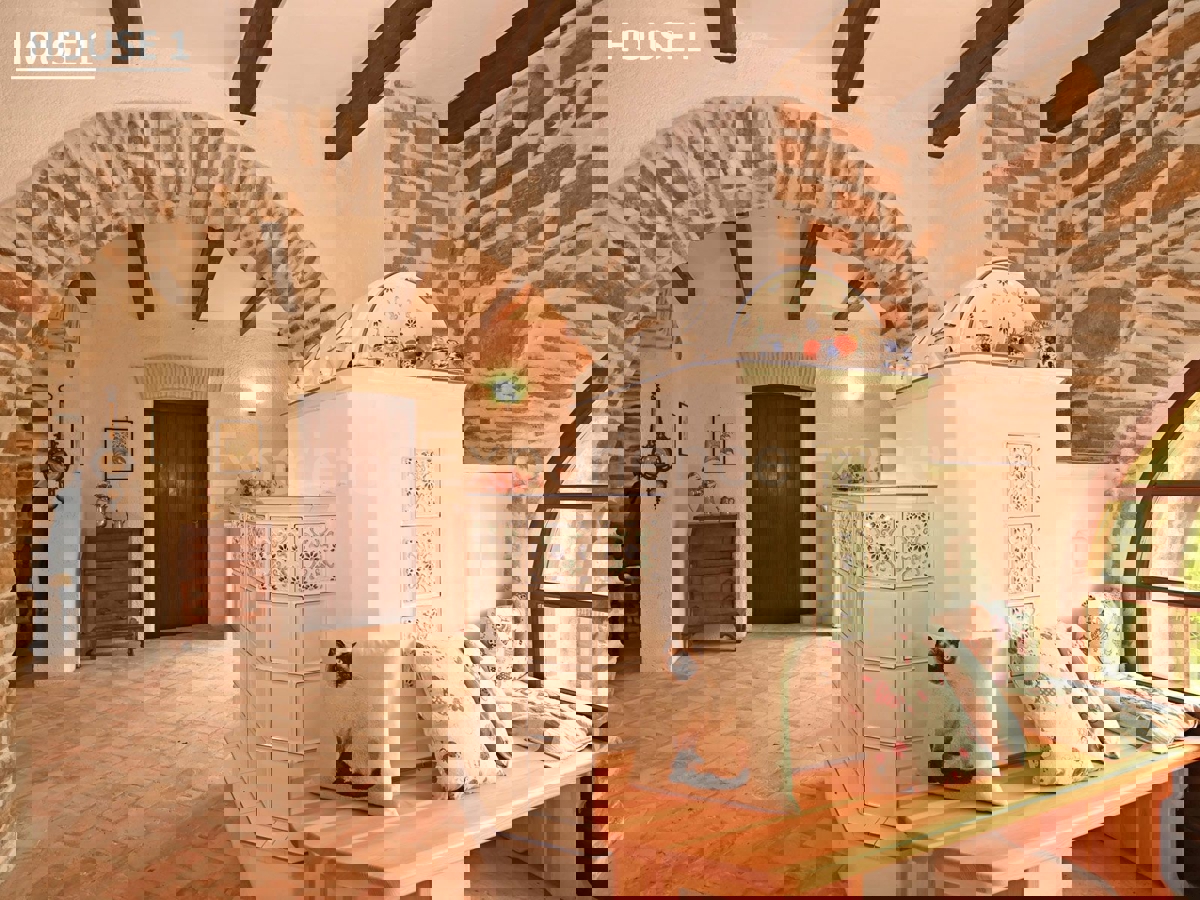 Un Villaggio Idilliaco Dove la Tradizione Incontra la Natura Incontaminata