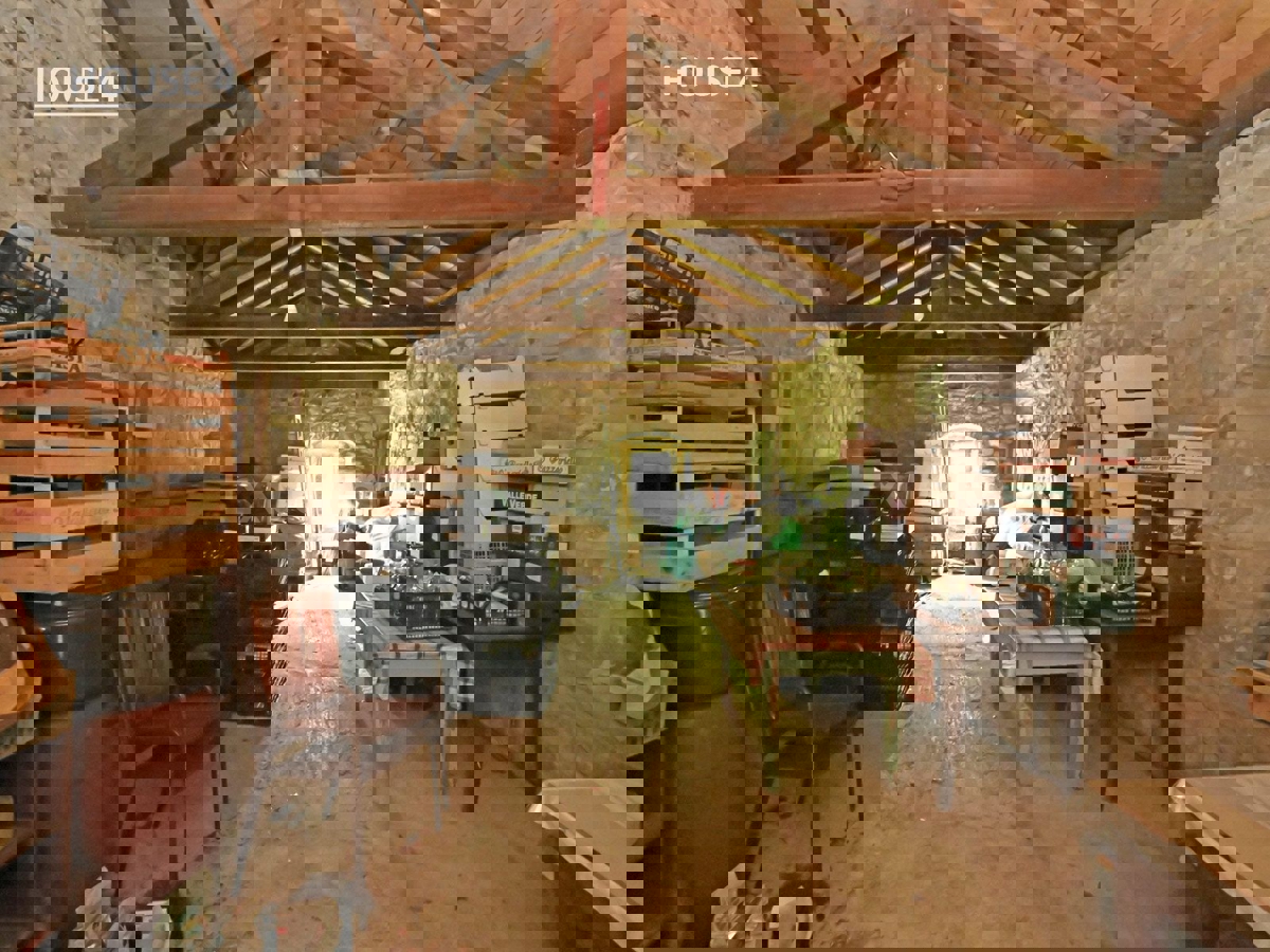 Un Villaggio Idilliaco Dove la Tradizione Incontra la Natura Incontaminata