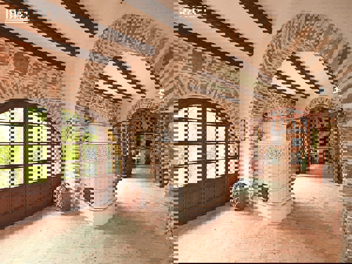 Un Villaggio Idilliaco Dove la Tradizione Incontra la Natura Incontaminata