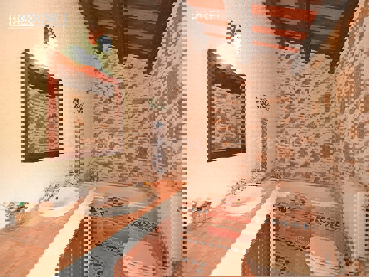 Un Villaggio Idilliaco Dove la Tradizione Incontra la Natura Incontaminata