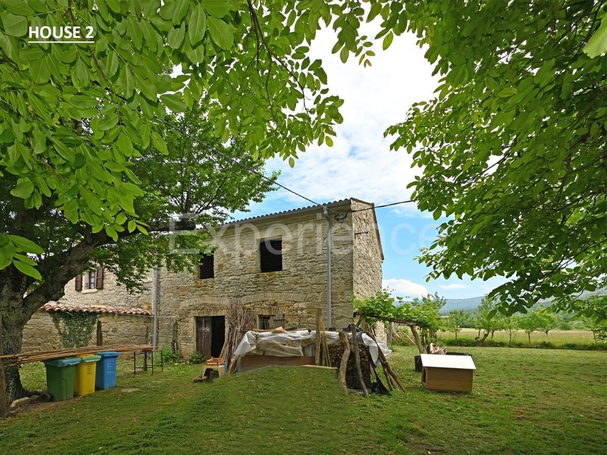 Villaggio istriano privato – 4 case, 3,4 ha + terreno edificabile, infrastrutture