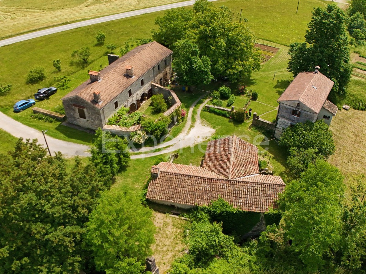 Villaggio istriano privato – 4 case, 3,4 ha + terreno edificabile, infrastrutture