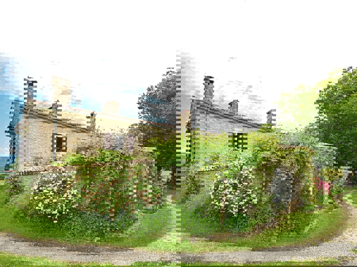 Un Villaggio Idilliaco Dove la Tradizione Incontra la Natura Incontaminata