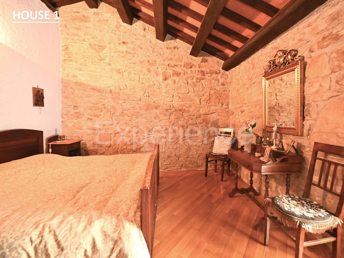 Villaggio istriano privato – 4 case, 3,4 ha + terreno edificabile, infrastrutture