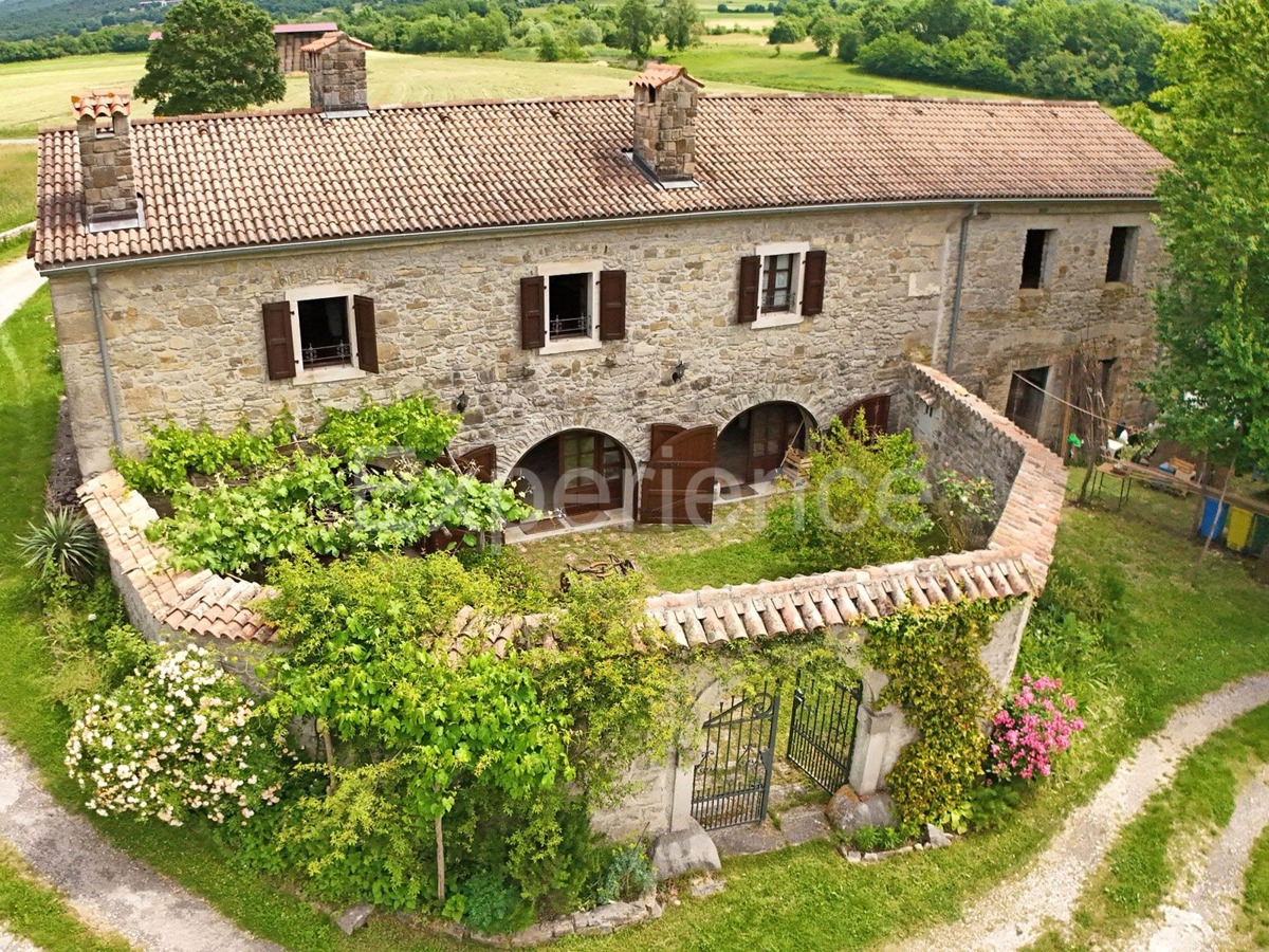 Villaggio istriano privato – 4 case, 3,4 ha + terreno edificabile, infrastrutture