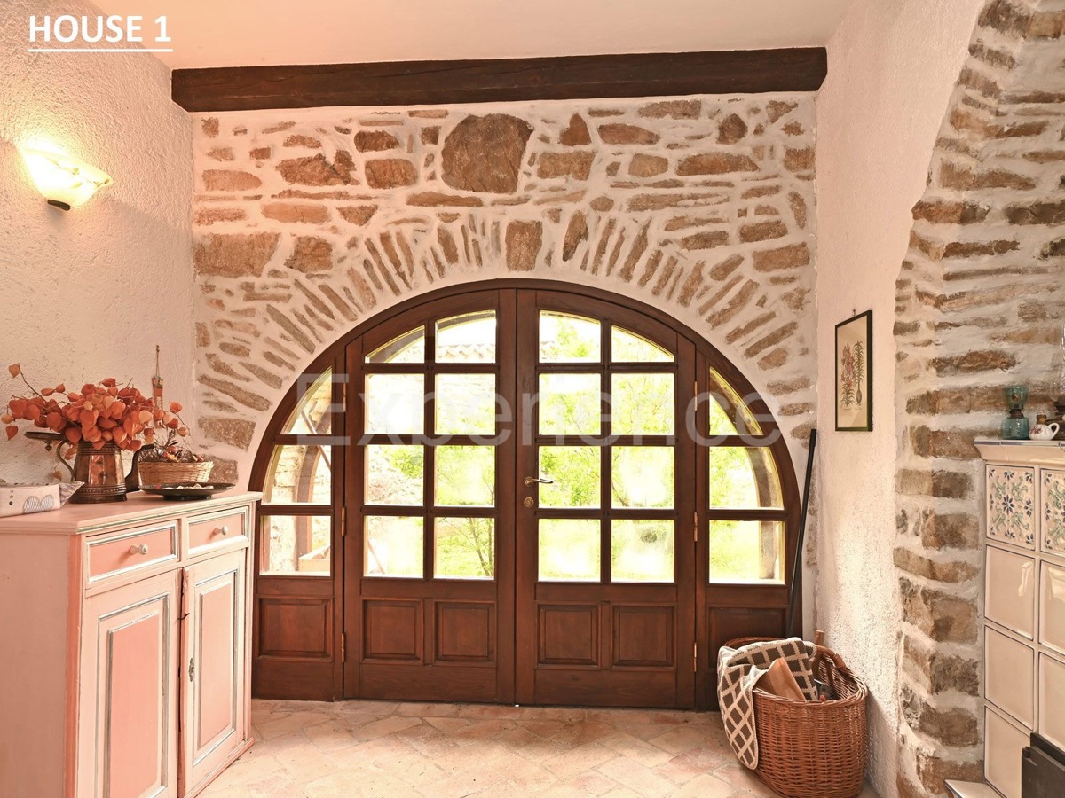 Villaggio istriano privato – 4 case, 3,4 ha + terreno edificabile, infrastrutture