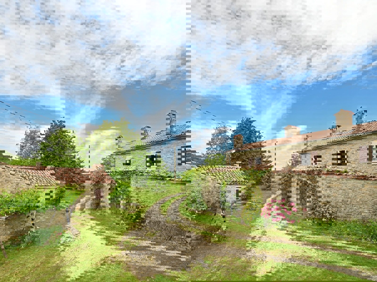 Un Villaggio Idilliaco Dove la Tradizione Incontra la Natura Incontaminata