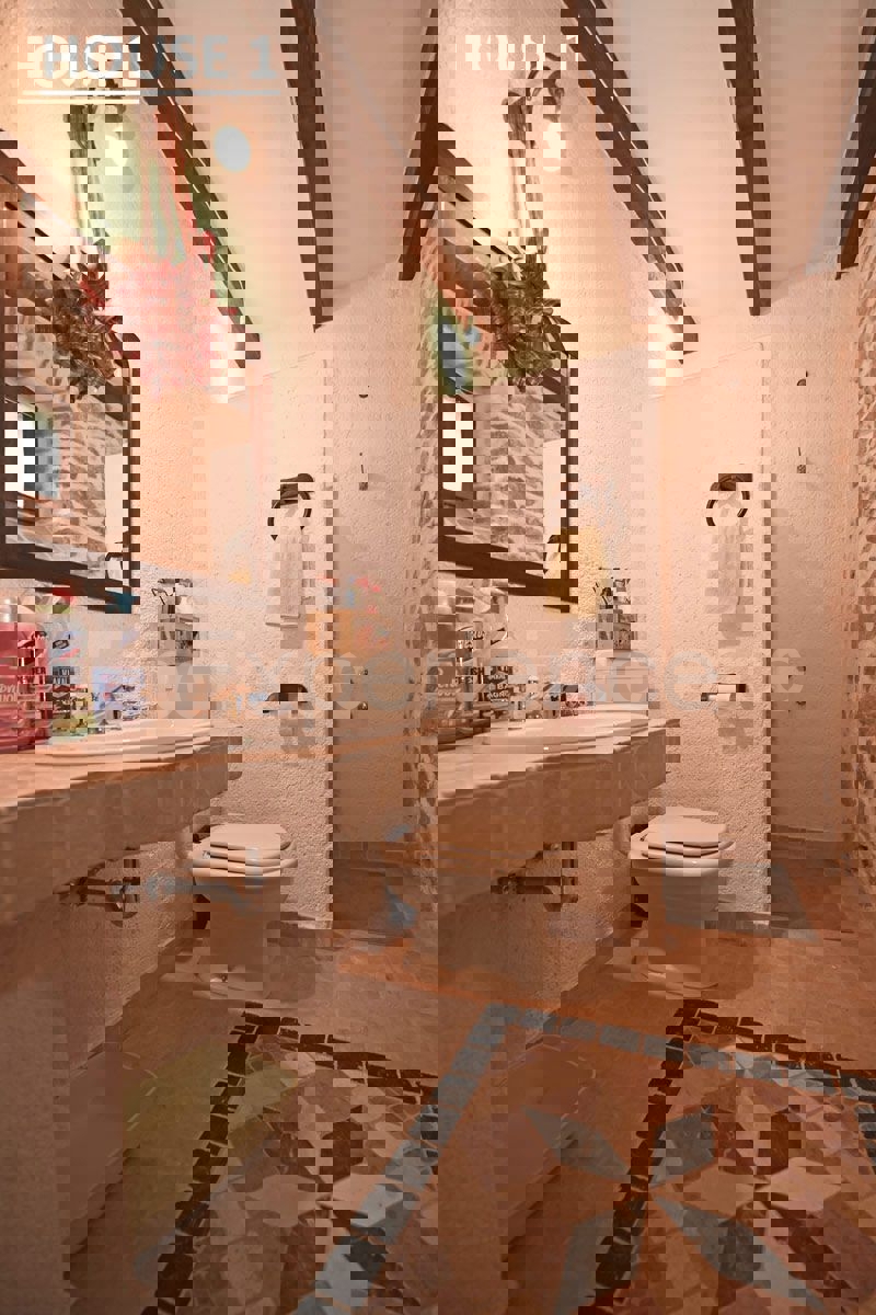 Un Villaggio Idilliaco Dove la Tradizione Incontra la Natura Incontaminata