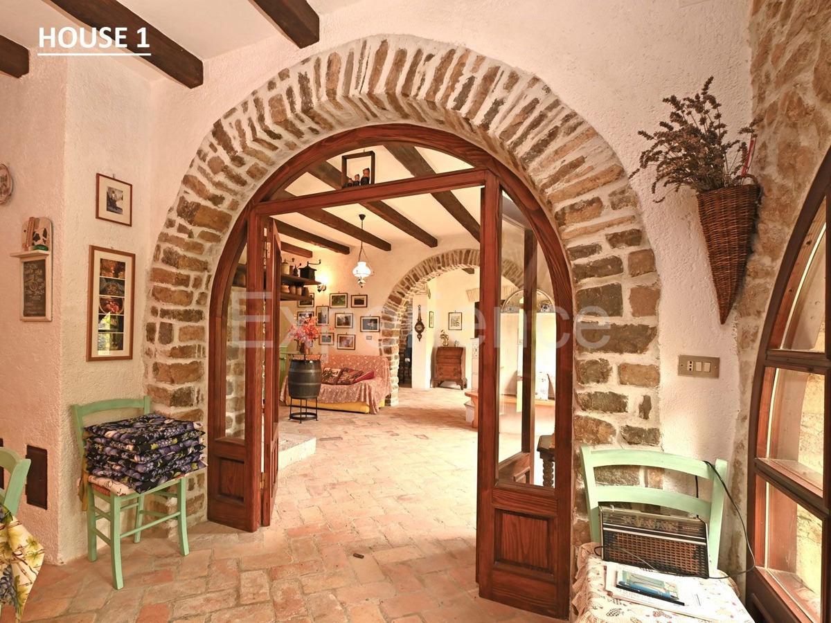 Villaggio istriano privato – 4 case, 3,4 ha + terreno edificabile, infrastrutture