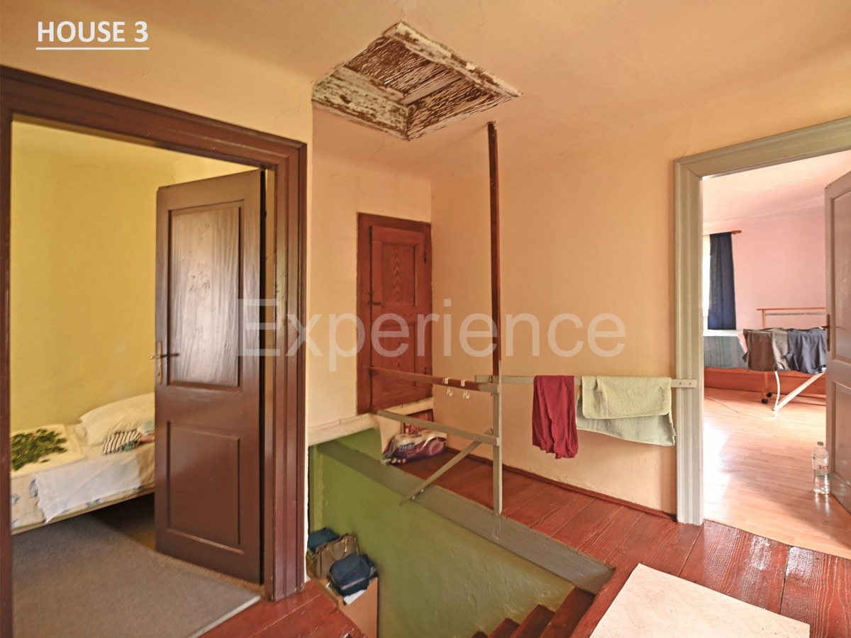 Villaggio istriano privato – 4 case, 3,4 ha + terreno edificabile, infrastrutture