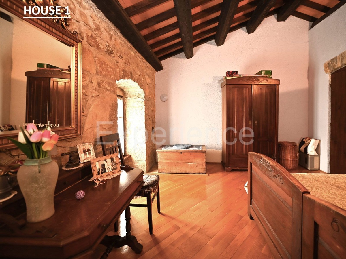 Villaggio istriano privato – 4 case, 3,4 ha + terreno edificabile, infrastrutture