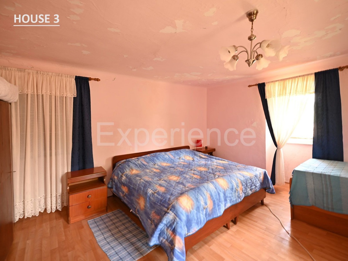 Villaggio istriano privato – 4 case, 3,4 ha + terreno edificabile, infrastrutture