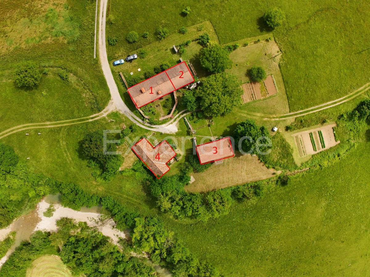 Villaggio istriano privato – 4 case, 3,4 ha + terreno edificabile, infrastrutture