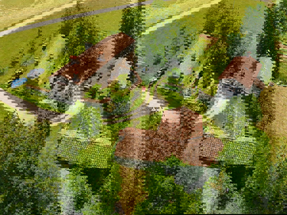 Un Villaggio Idilliaco Dove la Tradizione Incontra la Natura Incontaminata