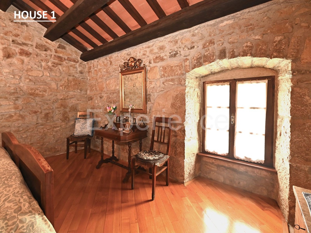 Villaggio istriano privato – 4 case, 3,4 ha + terreno edificabile, infrastrutture