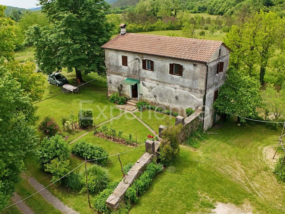 Villaggio istriano privato – 4 case, 3,4 ha + terreno edificabile, infrastrutture