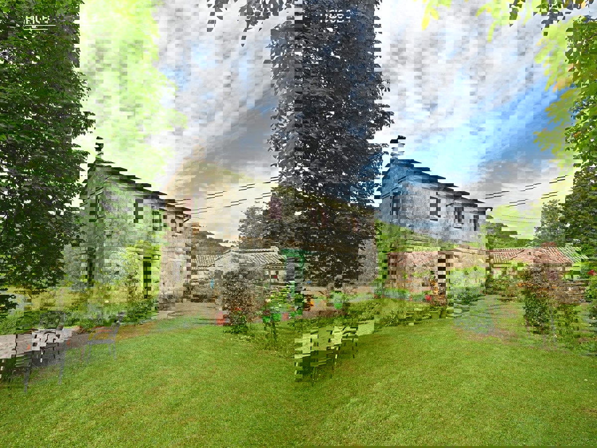 Un Villaggio Idilliaco Dove la Tradizione Incontra la Natura Incontaminata