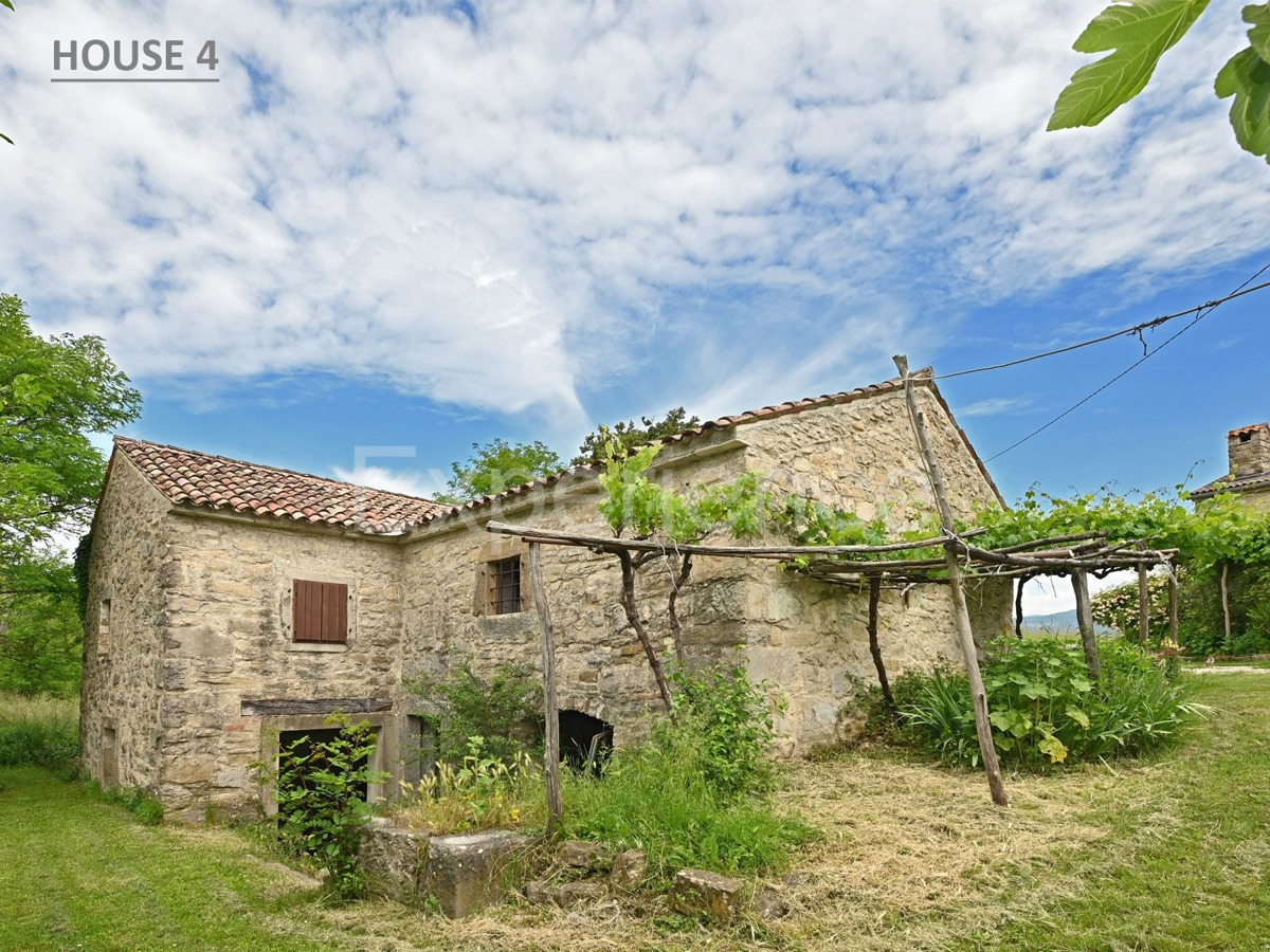 Villaggio istriano privato – 4 case, 3,4 ha + terreno edificabile, infrastrutture