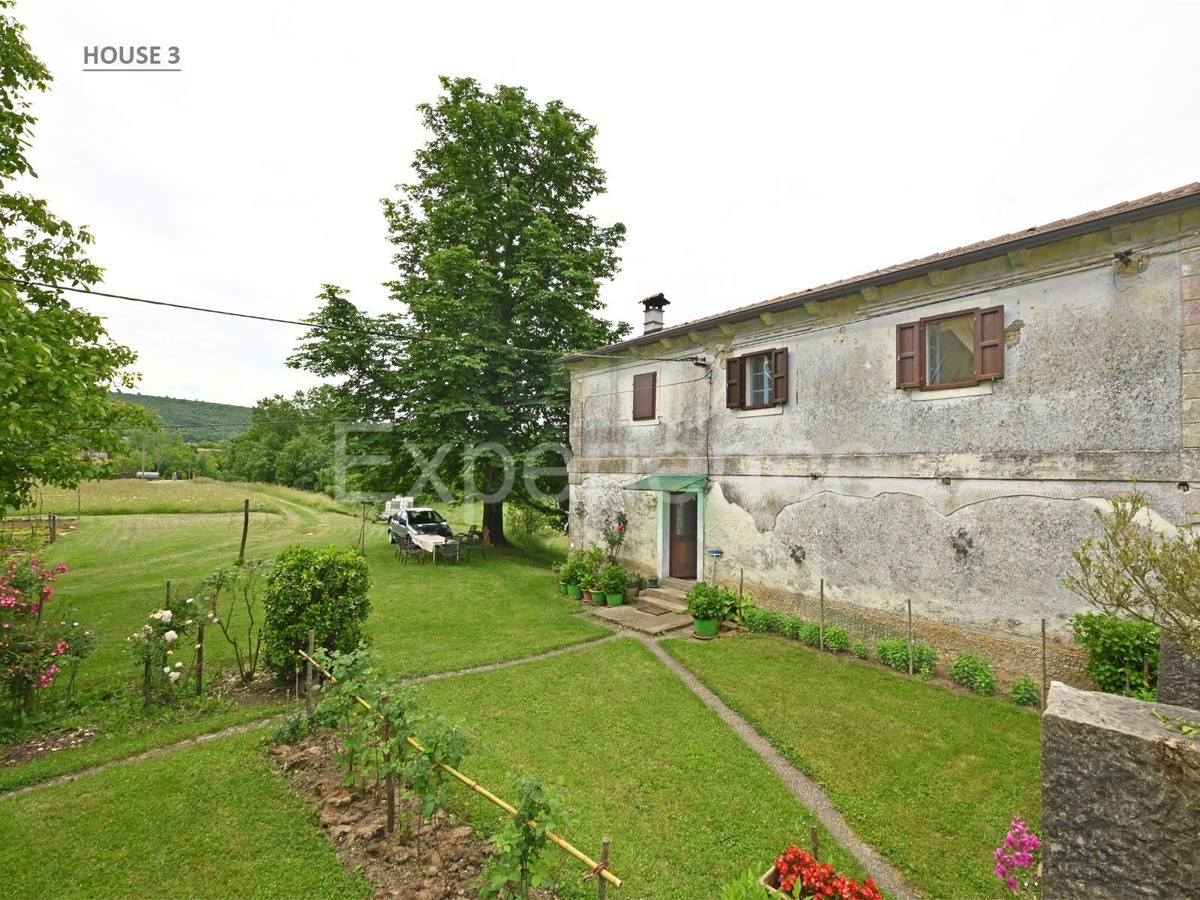 Villaggio istriano privato – 4 case, 3,4 ha + terreno edificabile, infrastrutture