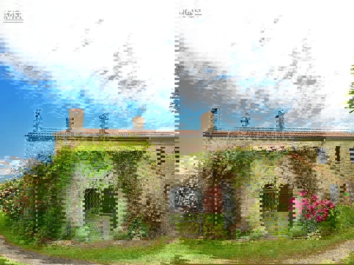 Un Villaggio Idilliaco Dove la Tradizione Incontra la Natura Incontaminata