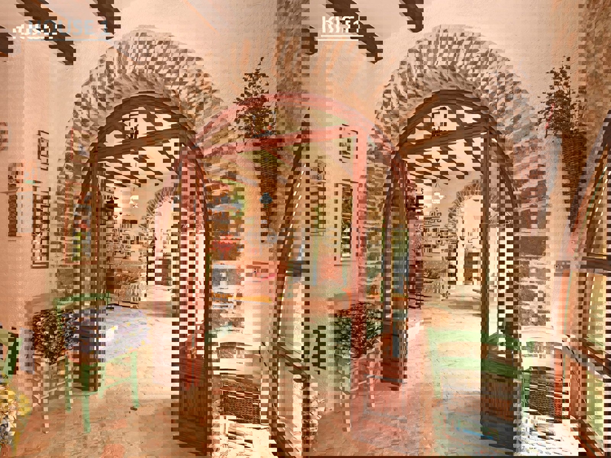 Un Villaggio Idilliaco Dove la Tradizione Incontra la Natura Incontaminata