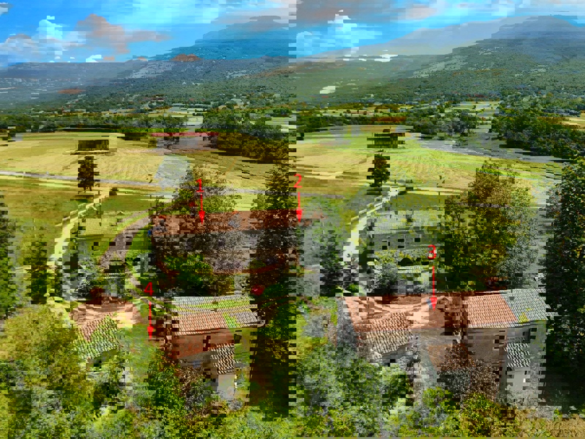 Un Villaggio Idilliaco Dove la Tradizione Incontra la Natura Incontaminata