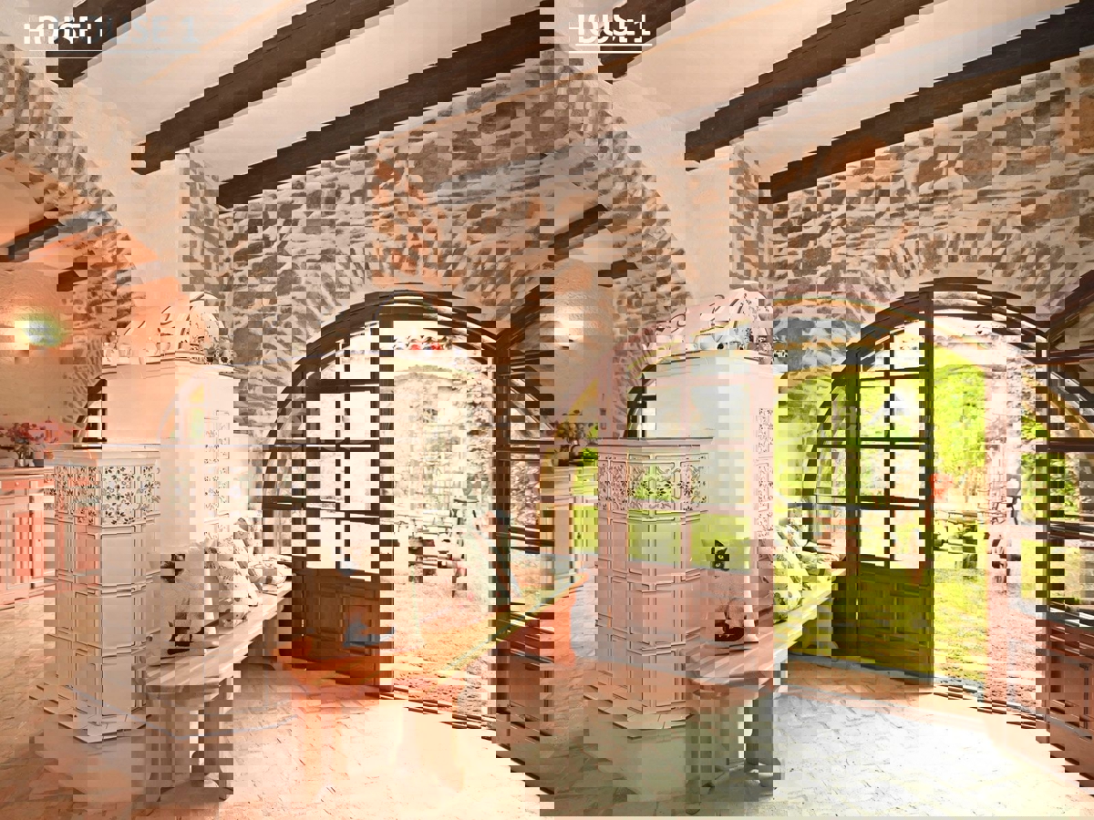 Un Villaggio Idilliaco Dove la Tradizione Incontra la Natura Incontaminata