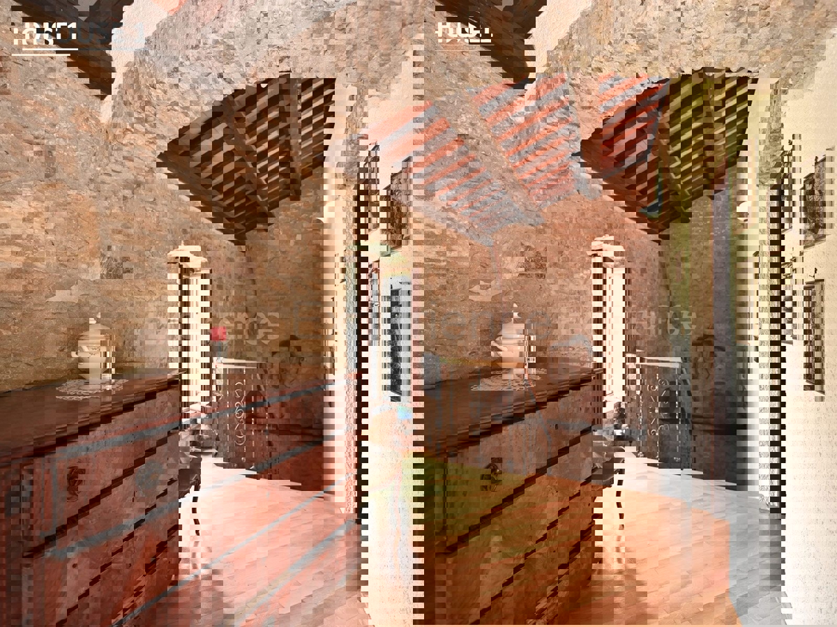 Un Villaggio Idilliaco Dove la Tradizione Incontra la Natura Incontaminata