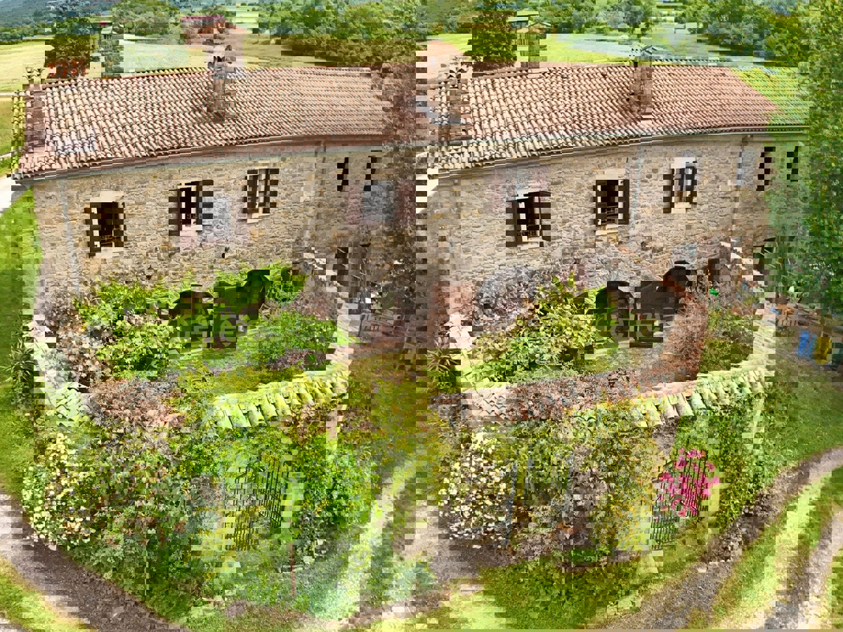 Un Villaggio Idilliaco Dove la Tradizione Incontra la Natura Incontaminata