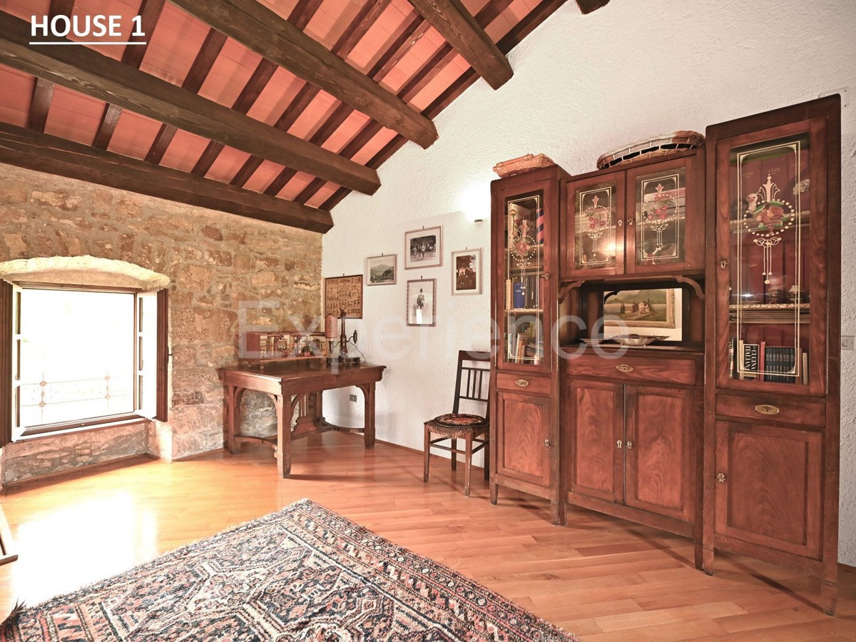 Villaggio istriano privato – 4 case, 3,4 ha + terreno edificabile, infrastrutture