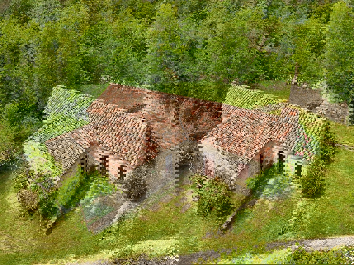 Un Villaggio Idilliaco Dove la Tradizione Incontra la Natura Incontaminata