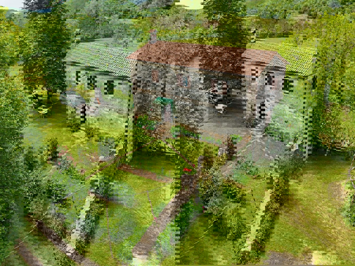 Un Villaggio Idilliaco Dove la Tradizione Incontra la Natura Incontaminata