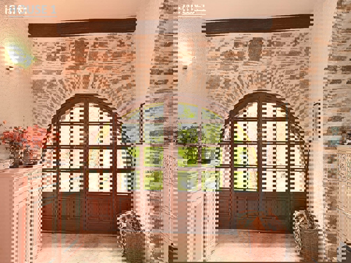 Un Villaggio Idilliaco Dove la Tradizione Incontra la Natura Incontaminata