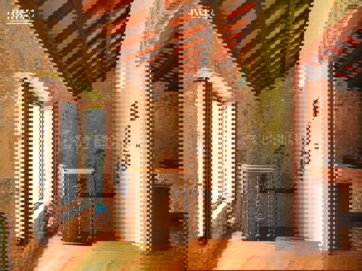 Un Villaggio Idilliaco Dove la Tradizione Incontra la Natura Incontaminata