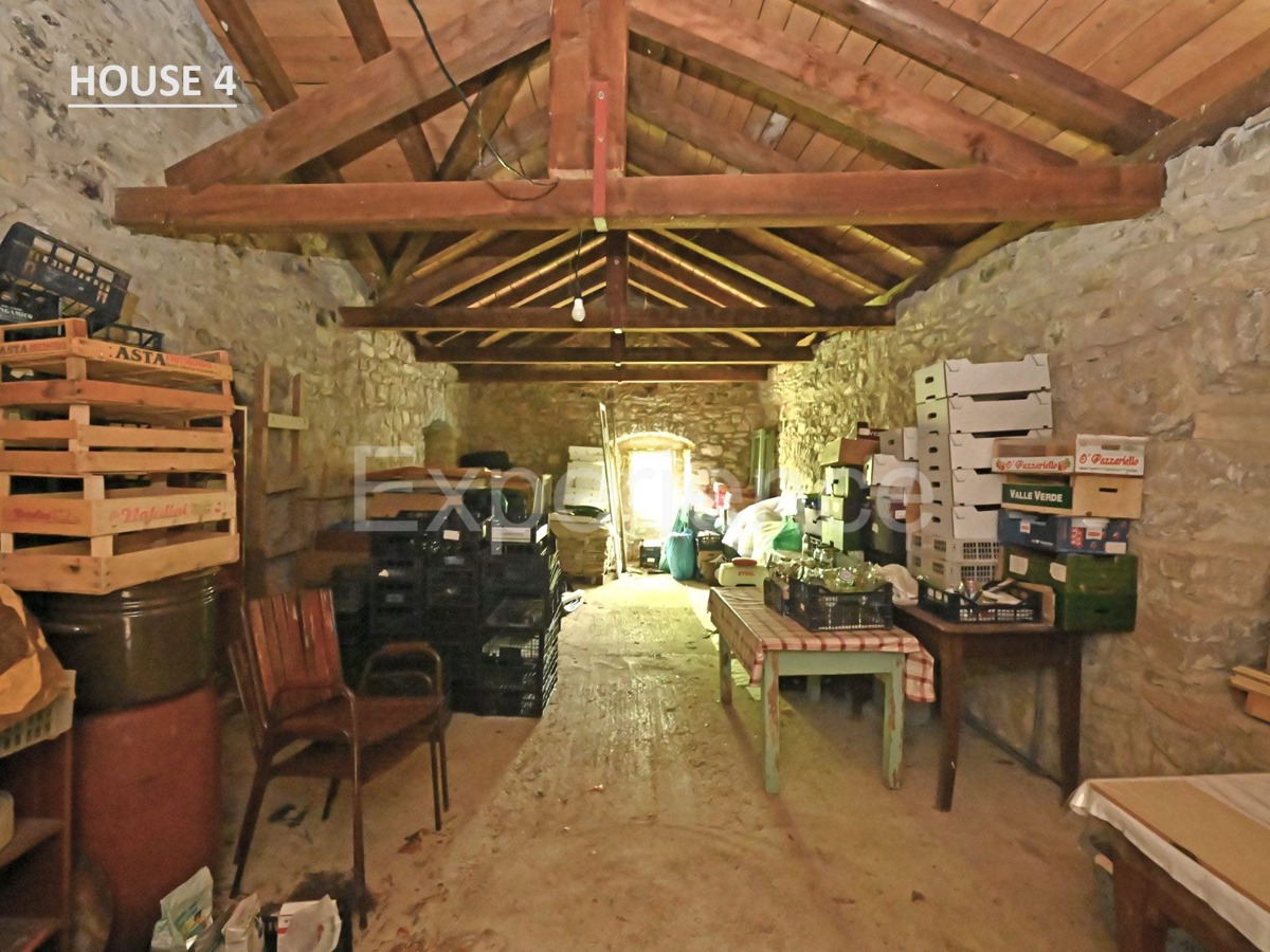 Villaggio istriano privato – 4 case, 3,4 ha + terreno edificabile, infrastrutture